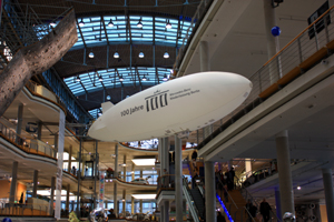 ferngesteuertes Luftschiff in einer Shoppingmall