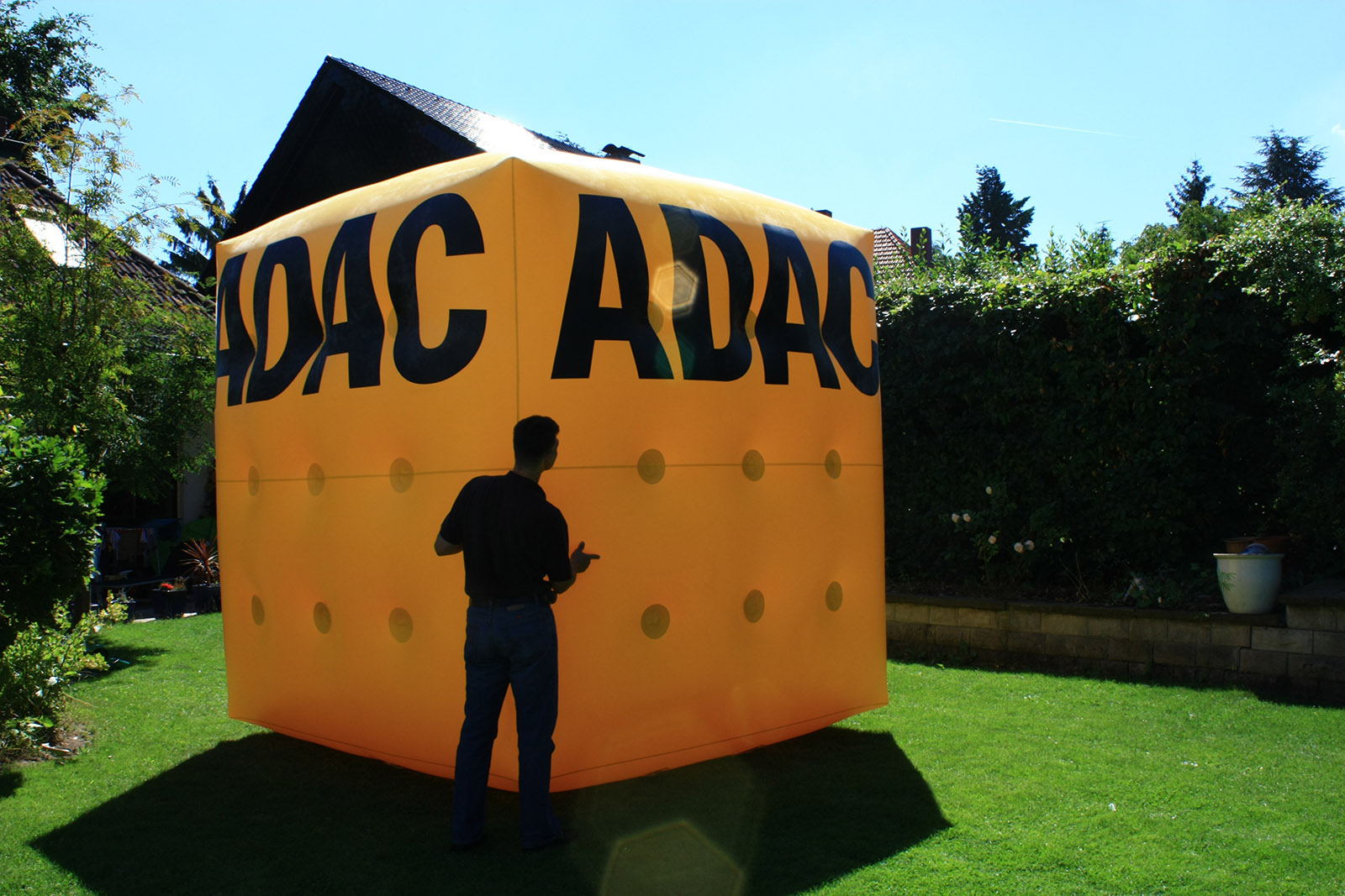 Hier haben wir einen Heliumwürfel für den ADAC erstellt. Diese massigen Werbeträger werden immer gesehen.
