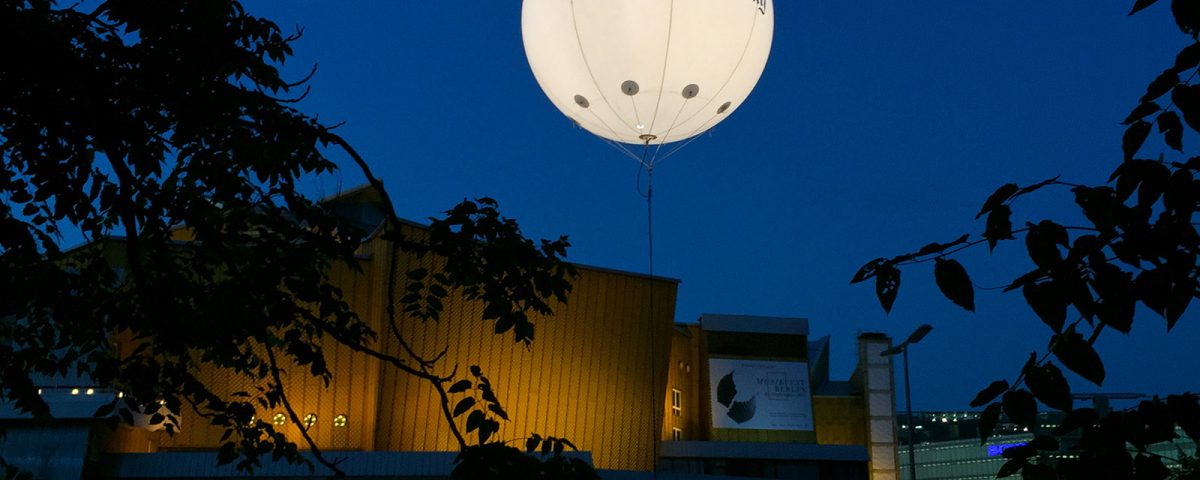 Mit beleuchteten Riesenballons haben Sie im Nächtlichen Stadtbild alle Augen auf Ihrer Werbung.