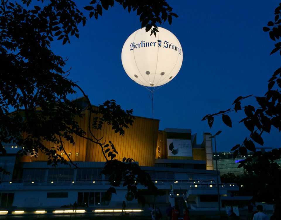 Mit beleuchteten Riesenballons haben Sie im Nächtlichen Stadtbild alle Augen auf Ihrer Werbung.