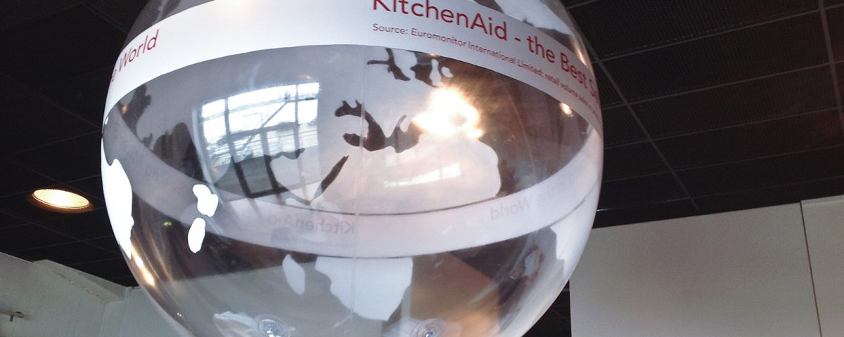 Transparente Heliumballons - Dieser wie eine bemalte Seifenblase wirkende Heliumballon hat für KitchenAid einen Messestand geschmückt.