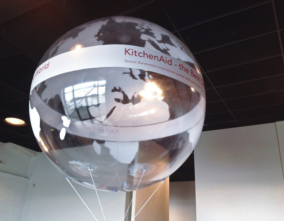 Transparente Heliumballons - Dieser wie eine bemalte Seifenblase wirkende Heliumballon hat für KitchenAid einen Messestand geschmückt.