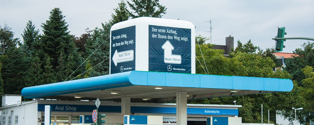Riesen Kaltluft-Würfel-Display für Mercedes-Benz auf einer Aral-Tankstelle