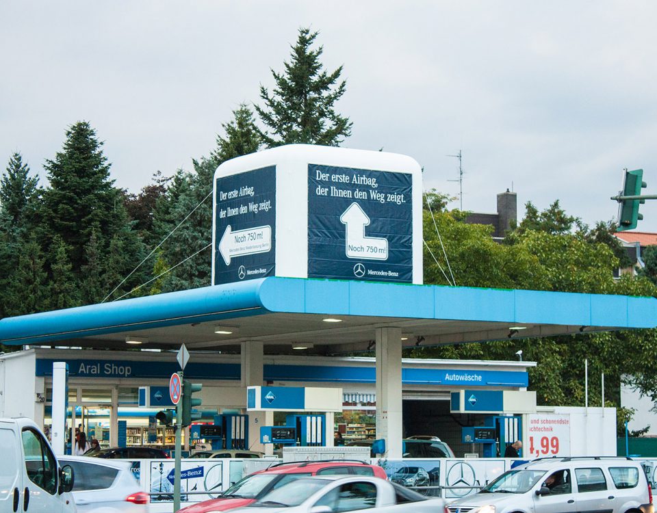 Riesen Kaltluft-Würfel-Display für Mercedes-Benz auf einer Aral-Tankstelle