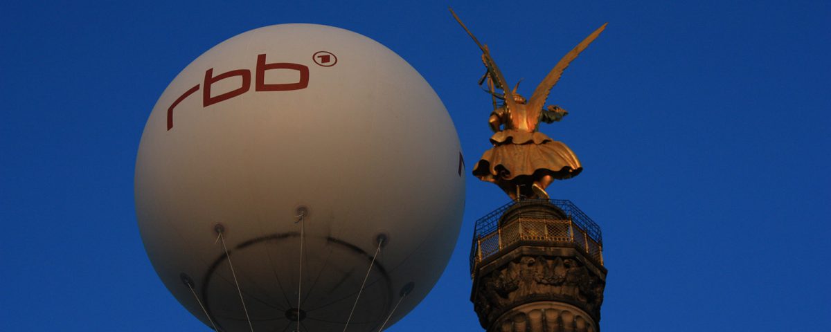 Messeballon - riesiger RBB-Heliumballon an der Siegessäule in Berlin