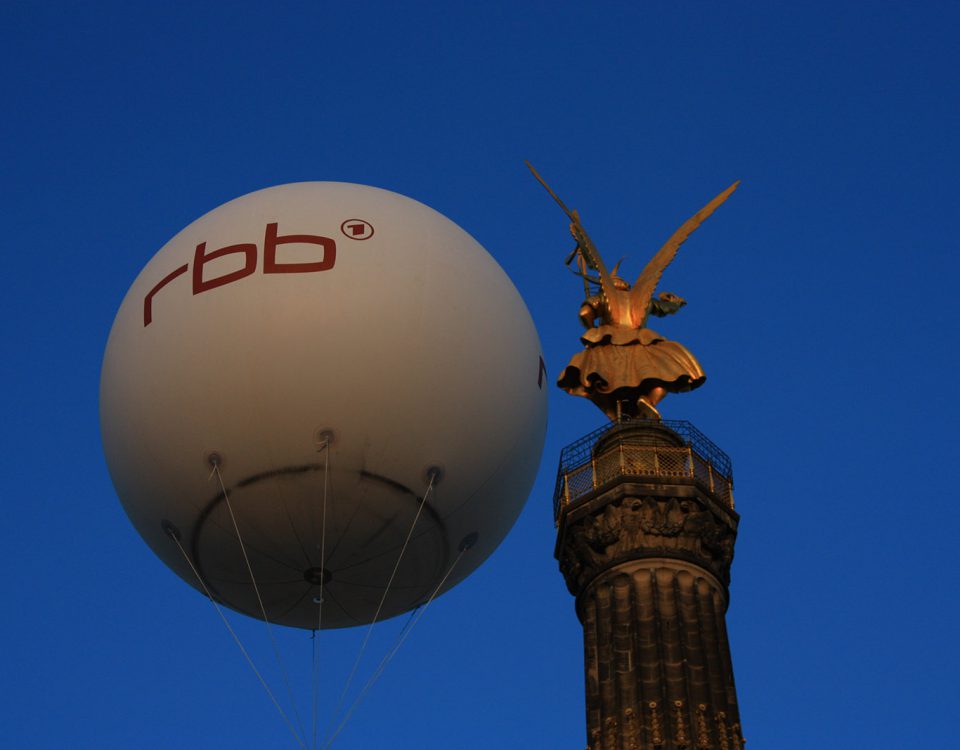 Messeballon - riesiger RBB-Heliumballon an der Siegessäule in Berlin