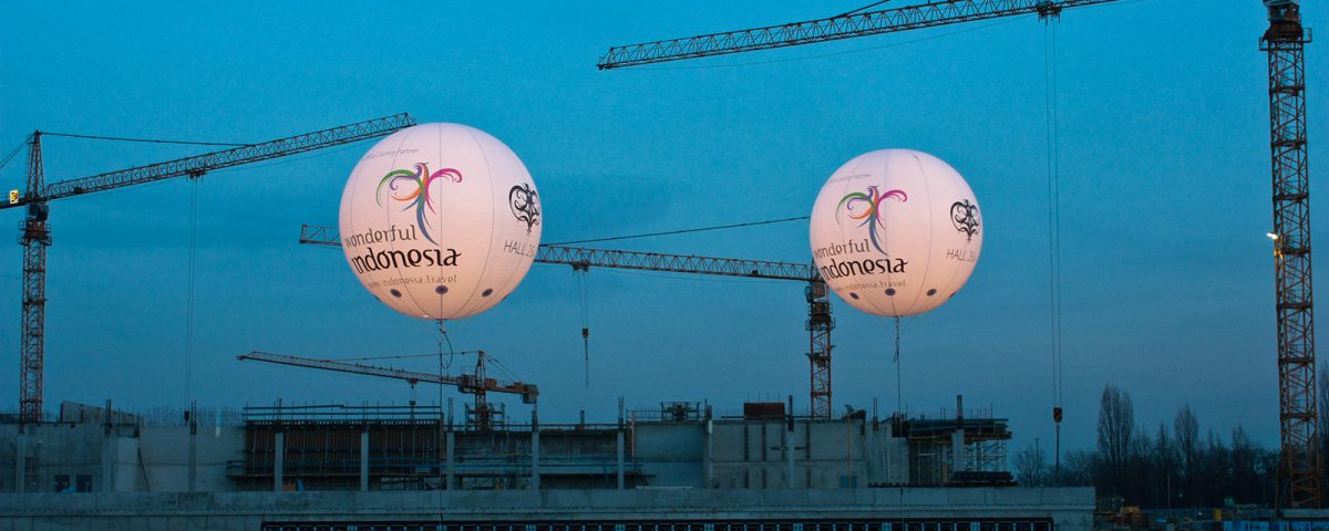 ITB - Beleuchtete Riesenballons für Indonesien.