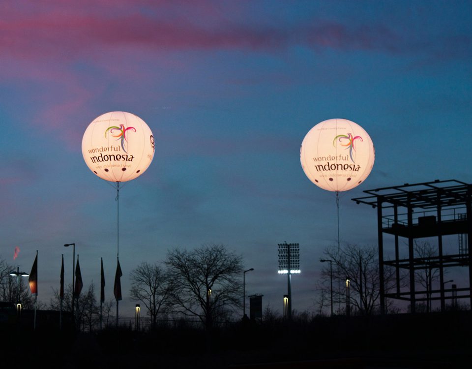 Indonesien- Leuchtballons am Fußballfeld.