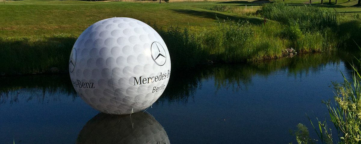 Mercedes-Benz-Golfball - Auch auf Wasserhindernissen haben unsere Werbeballons eine sehr gute Wirkung.