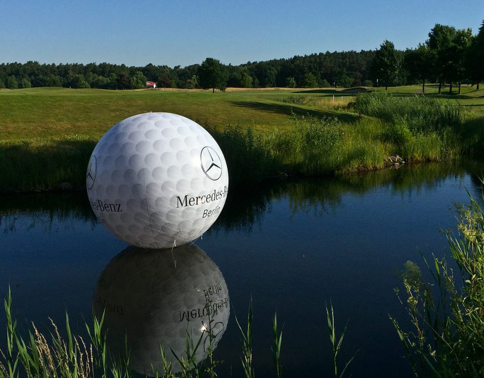 Mercedes-Benz-Golfball - Auch auf Wasserhindernissen haben unsere Werbeballons eine sehr gute Wirkung.