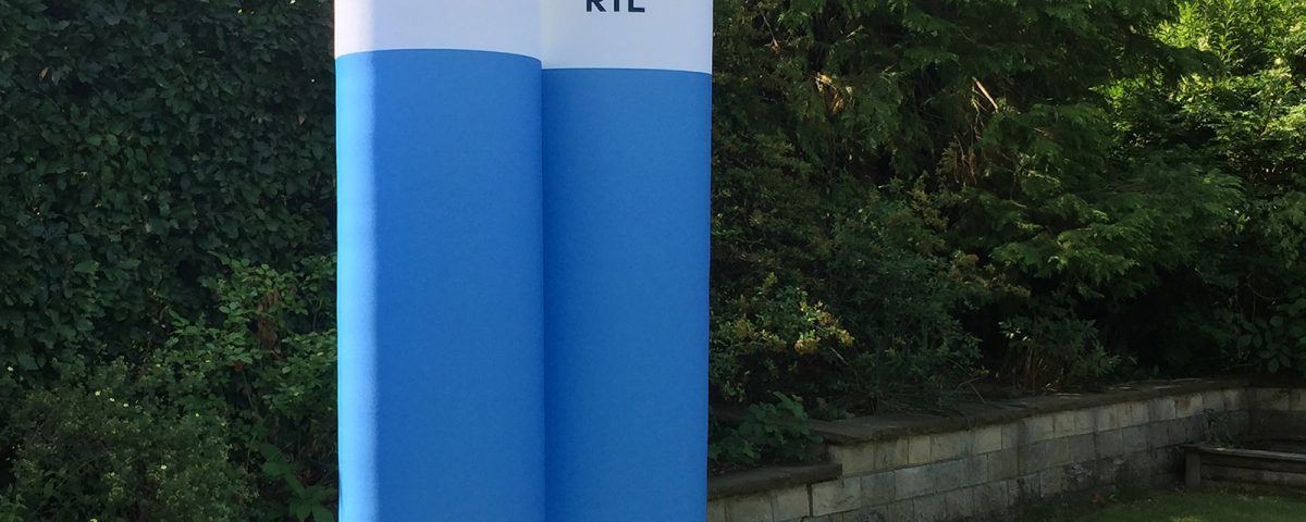 Aufblasbare, von innen beleuchtete Werbesäulen für die RTL-Mediengruppe.