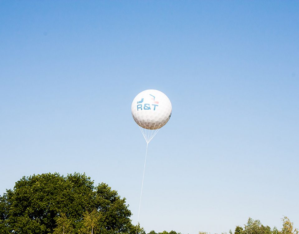 Hier ein Beispiel für einen Golfball-Heliumballon, der für R&T die Werbetrommel gerührt hat.