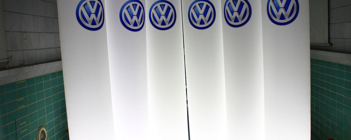 Beleuchtete Werbesäulen für VW