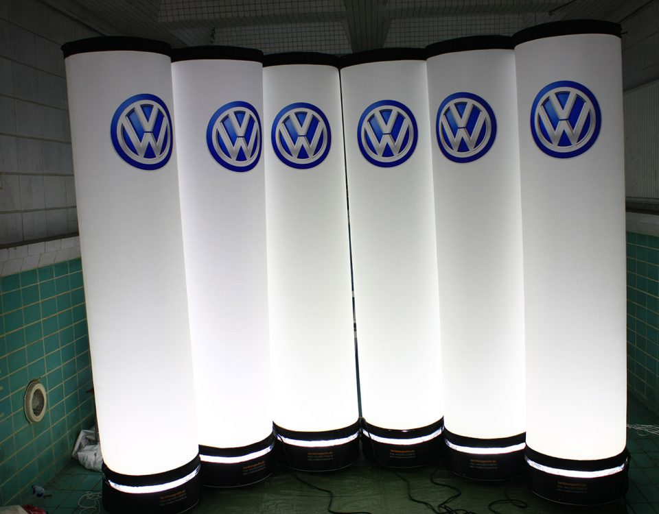 Beleuchtete Werbesäulen für VW