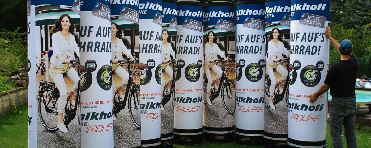 Aufblasbare Werbesäulen mit Beleuchtung für Kalkhoffs E-Bike.