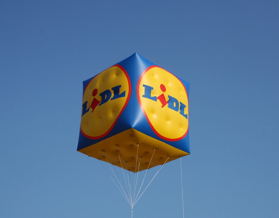 Ein großer Helium-Würfel, den wir im Auftrag für LIDL erstellt haben.