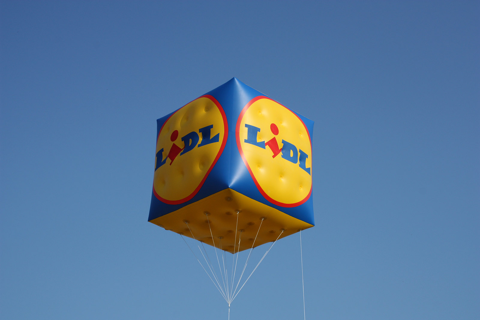 Ein großer Helium-Würfel, den wir im Auftrag für LIDL erstellt haben.