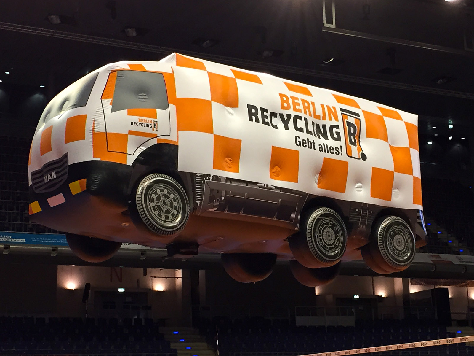 Sonderform-Indoor- und Outdoor-RC-Flugschiff für Berlin Recycling
