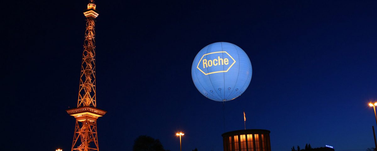 Die Messebesucher die am Abend das Messegelände verlassen, kommen hier nicht ohne hinzuschauen vorbei.