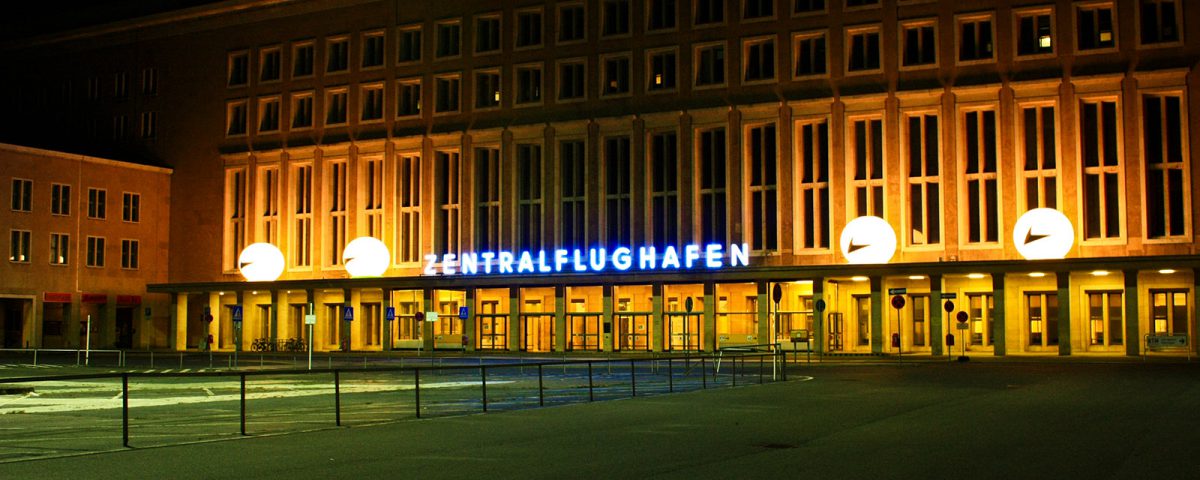 Helium-Ballons als Beleuchtung am Flughafen Tempelhof.