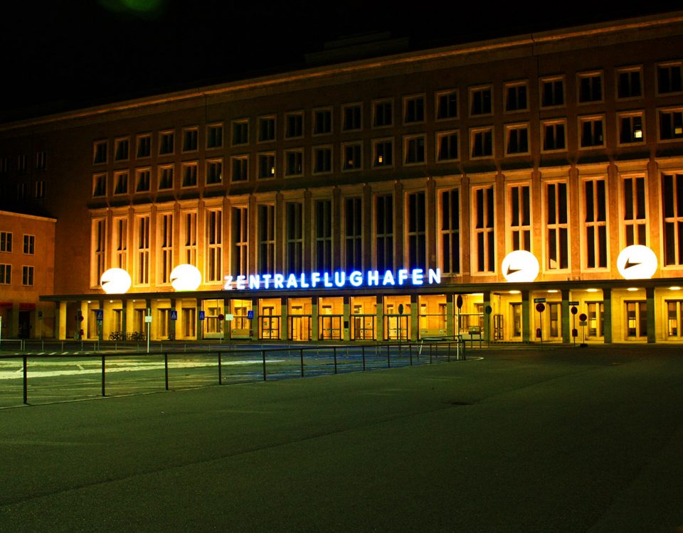 Helium-Ballons als Beleuchtung am Flughafen Tempelhof.