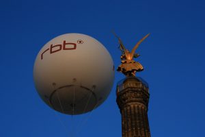 Messeballon - riesiger RBB-Heliumballon an der Siegessäule in Berlin