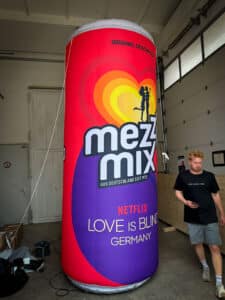 aufblasbare Werbesäule als Getränkedose