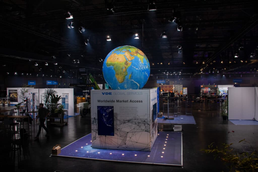 2,5m Globus mit Flüstergebläse, innenbeleuchtet mit LED auf einem Drehmotor montiert