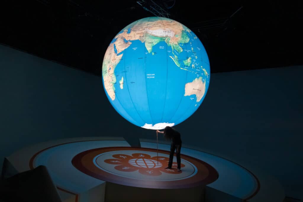 Globus 4m Weltkugel für einen Werbespot, Hangar Studios Berlin, aufblasbar 4m Durchmesser