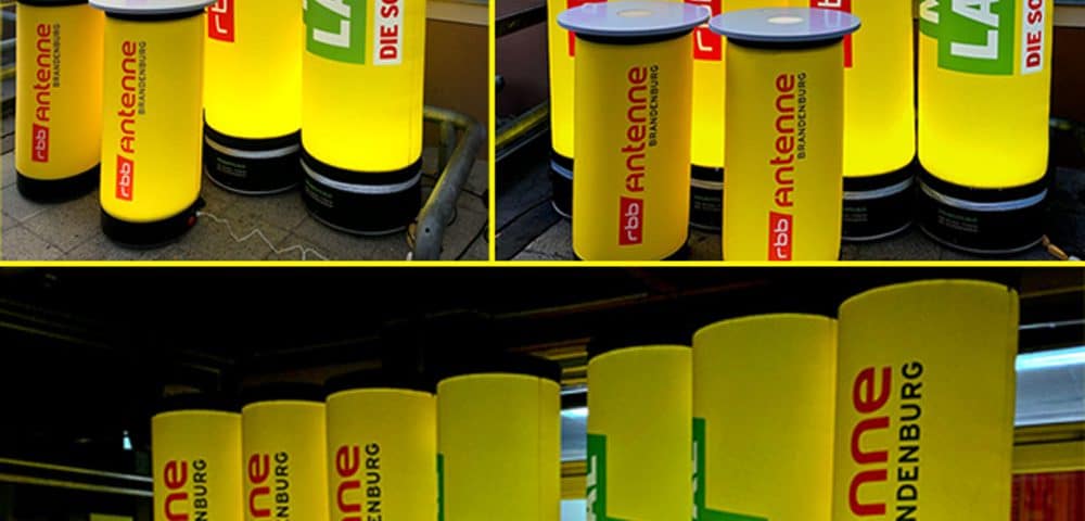 Leuchtsäulen und Airtubes, beleuchtet und aufällig